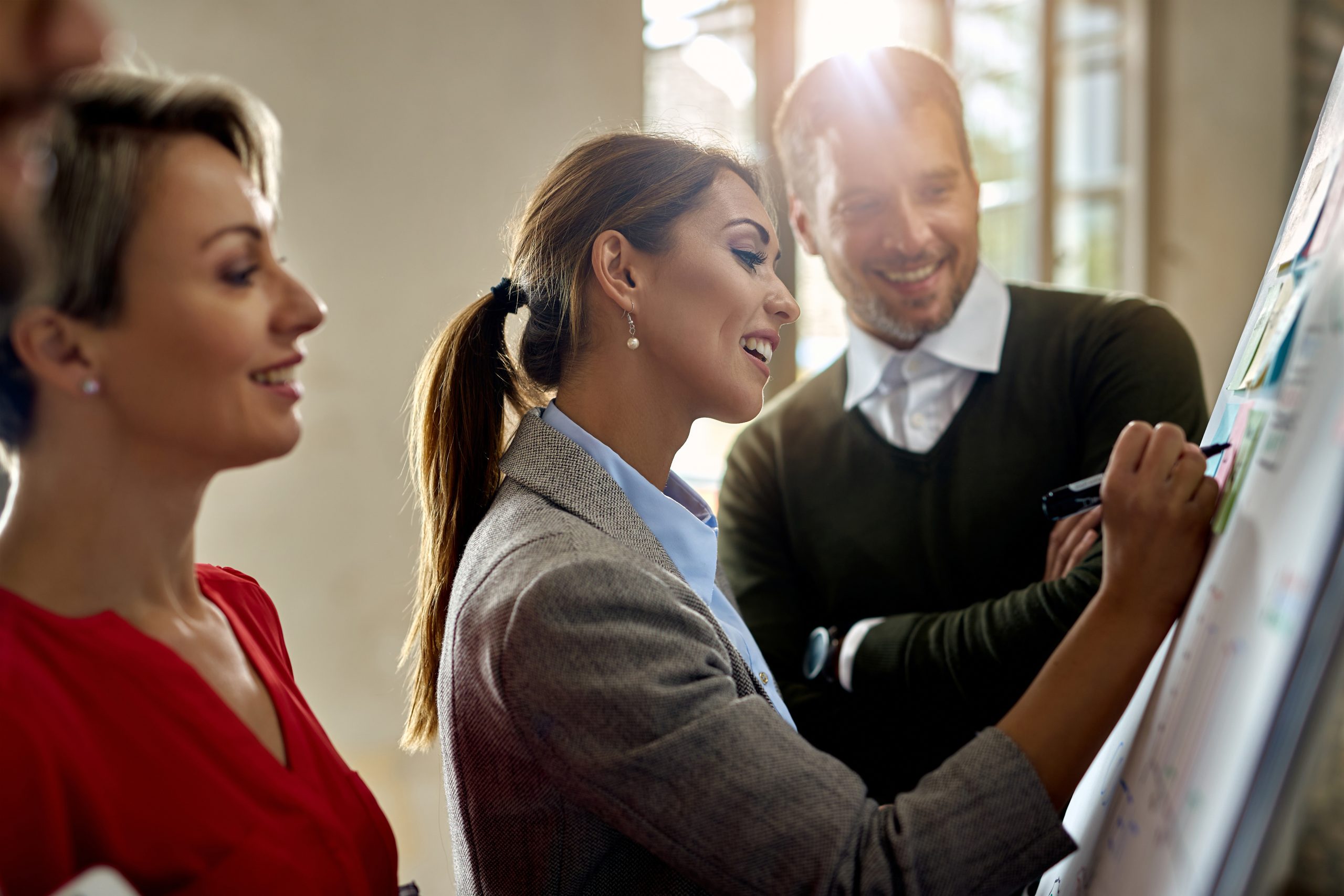 Equipo participando en una dinámica de comunicación